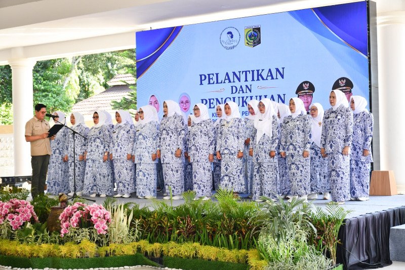 Foto Suasana Saat Bupati Lombok Timur, Drs. H. Haerul Warisin Melantik Ketua Sri Mahyu Wardani, SP & Pengurus DPC IWAPI Lombok Timur periode 2026–2031, Saat Pelatihan Serta Pengukuhan Ketua & Pengurus DPC IWAPI Lombok Timur, Senin (7/9/2026) (PKP Lotim) Foto Suasana Saat Bupati Lombok Timur, Drs. H. Haerul Warisin Melantik Ketua Sri Mahyu Wardani, SP & Pengurus DPC IWAPI Lombok Timur periode 2026–2031, Saat Pelatihan Serta Pengukuhan Ketua & Pengurus DPC IWAPI Lombok Timur, Senin (7/9/2026) (PKP Lotim)